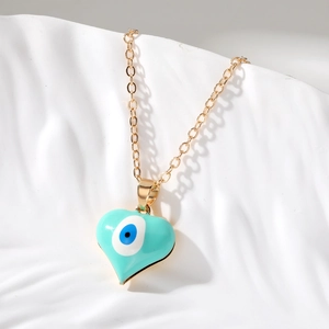 Collana cuore placcata oro con occhio malevolo in smalto azzurro su sfondo bianco