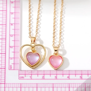 Pendentifs cœur rose sertis en alliage doré, tailles variées sur support gradué