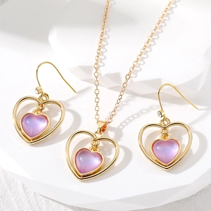 Parure de bijoux cœur doré avec collier d'opale violette et boucles d'oreilles