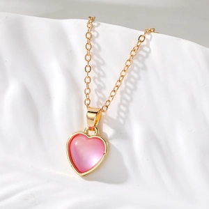 Collier élégant à chaîne dorée avec pendentif cœur rose et texture pierre œil de chat