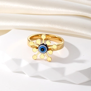 Vue détaillée d'une bague œil maléfique dorée rétro avec émail bleu sur de la soie
