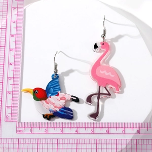 Boucles d'oreilles pendantes flamant rose en acrylique avec design d'oiseau asymétrique