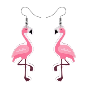 Détail des boucles d'oreilles flamant rose en acrylique avec imprimé plumes et crochets