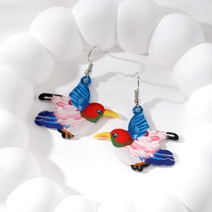Boucles d'oreilles flamant rose en acrylique coloré avec motifs d'oiseaux et crochets argentés