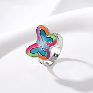 Détail d'une bague papillon en émail coloré avec un anneau ajustable en métal argenté