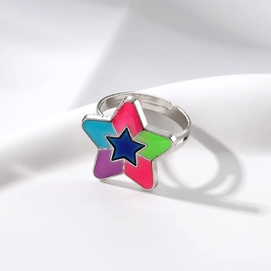 Gros plan d'une bague étoile ajustable en métal avec incrustations en émail coloré