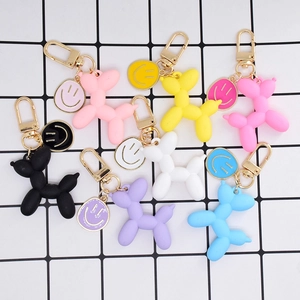 Set portachiavi a forma di cane palloncino in sette colori con ciondoli a forma di smile
