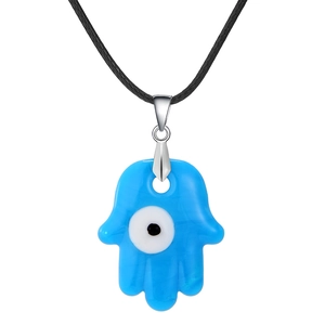 Λήψη macro από το γαλάζιο γυάλινο μενταγιόν Evil Eye με το χέρι της Φάτιμα και μαύρο κορδόνι
