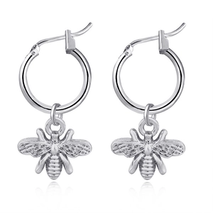 Minimalistische Bienen-Ohrringe aus Silber mit detaillierten Flügeln und polierter Oberfläche