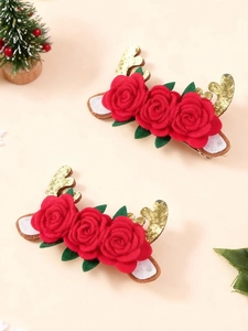 Nahaufnahme der Weihnachts-Haarspangen mit Rentiergeweih, Rosen und goldem Glitter