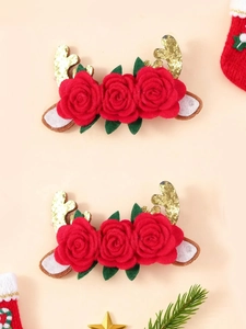 Details der Weihnachts-Haarspangen mit roten Stoffrosen und goldenen Pailletten-Geweihen