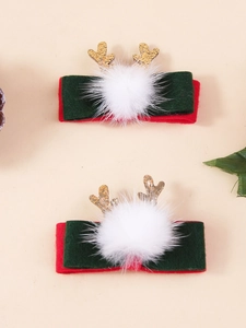Dettaglio di fermagli per capelli con corna di renna in feltro verde e glitter oro