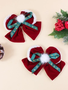 Detail von Weihnachts-Haarspange mit rotem Samt, weißem Pelzbesatz und grünem Schneeflockenband