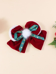 Detail der roten Weihnachts-Haarschleife aus Samt mit Plüschrand und goldener Schneeflocke