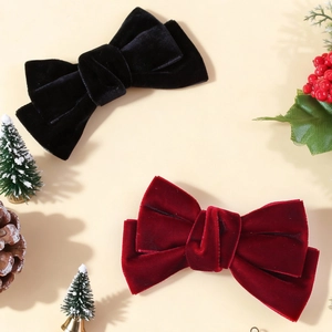 Samt-Haarschleifen-Set in Schwarz und Weinrot mit festlicher Weihnachtsdekoration