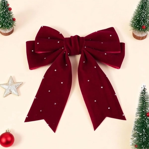 Detail von burgunderroter Samt-Haarschleife mit Strass in Weihnachtsdeko