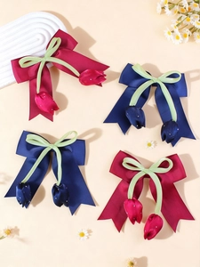 Detail von Tulpen-Schleifen-Haarspangen in Weinrot und Marineblau mit Satin-Anhängern