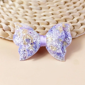 Vue macro d'un nœud à paillettes violettes pour accessoires DIY montrant la texture brillante