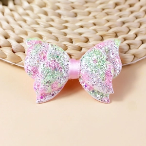 Détail d'un nœud papillon artisanal rose à paillettes pour accessoires de cheveux DIY