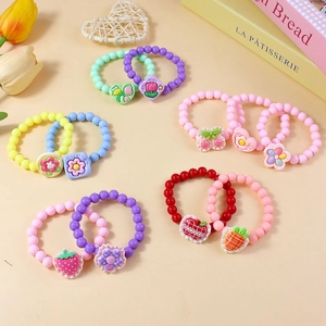 Set de pulseras de cuentas macaron con lindos colgantes de dibujos de frutas y flores