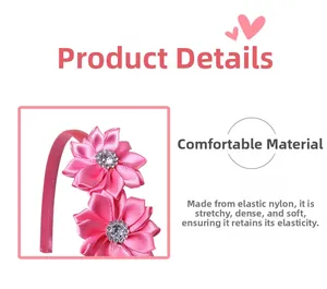 Détail de fleurs en ruban rose faites main avec cristaux sur un bandeau en nylon souple