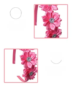 Détail d'un serre-tête fleur en satin rose vif avec strass blanc et ruban en tissu