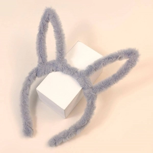 Gros plan d'un serre-tête oreilles de lapin en peluche grise avec texture moelleuse