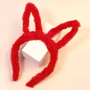 Gros plan d'un serre-tête oreilles de lapin rouge en peluche douce sur un support