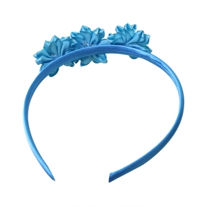 Serre-tête en satin bleu orné de trois fleurs en ruban faites main sur fond blanc