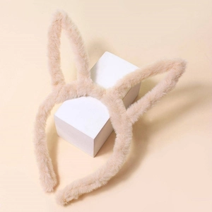 Gros plan d'un serre-tête oreilles de lapin en peluche beige clair sur support