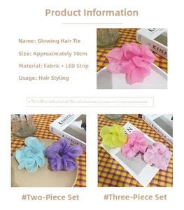 Détail de chouchous LED colorés en tissu rose et bleu sur une nappe à carreaux