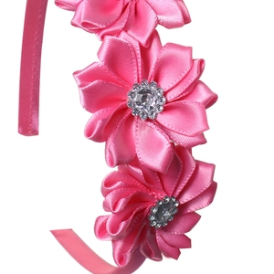 Serre-tête rose fait main pour filles avec trois fleurs en satin et strass scintillants