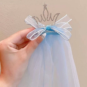 Pince à cheveux voile couronne princesse bleue avec noeud satin et détails strass