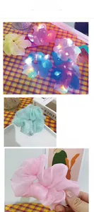 Détail de chouchous LED lumineux en organza avec lumières intégrées pour les soirées