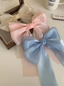 Trois grandes barrettes nœuds en organza irisé avec longs rubans en blanc, rose et bleu