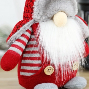 Gnome de Noël sans visage avec bonnet tricoté rouge, bordure en fourrure et barbe blanche