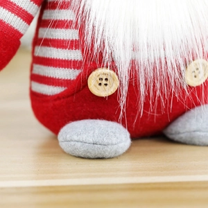 Gnome de Noël en tricot rouge avec boutons en bois et barbe blanche en fourrure