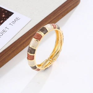Bohemian enamel hinged bangle with marble patterns in vintage gold-plated alloy finish