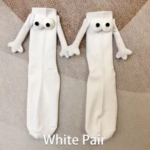 Chaussettes blanches créatives magnétiques se tenant la main avec yeux 3D pour couples
