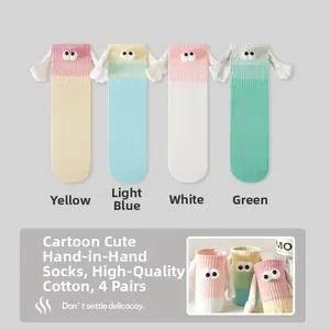 Vue détaillée de 4 paires de chaussettes magnétiques se tenant la main en jaune et bleu