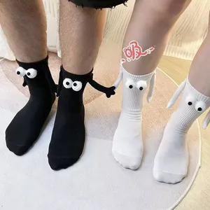 Détail de chaussettes magnétiques créatives avec yeux 3D et mains aimantées attachées