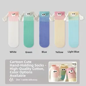 Détail de cinq paires de chaussettes magnétiques colorées avec yeux 3D et mains
