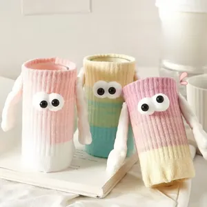 Détail de chaussettes 3D avec mains magnétiques et yeux sur tissu tricoté doux