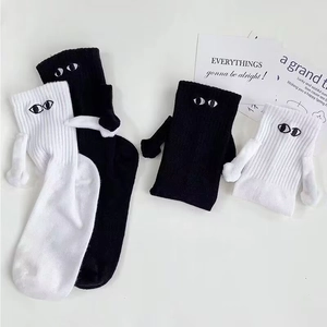 Détail macro de chaussettes mi-mollet avec bras en peluche 3D et yeux brodés pour couples