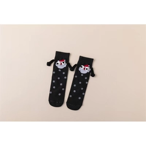 Détail de chaussettes magnétiques de Noël avec motif Père Noël 3D et flocons de neige