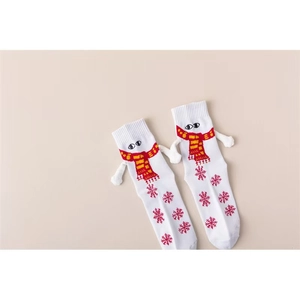 Détail de chaussettes blanches avec mains 3D et motifs de flocons de neige rouges