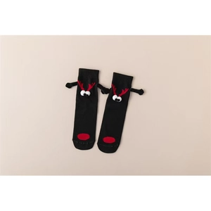 Vue détaillée des chaussettes tricotées noires avec renne de Noël 3D et petites mains aimants