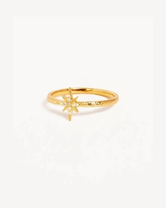 Detailed view of gold plated star ring featuring hammer texture and zirconia stone settings