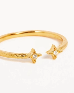 Macro shot of gold s925 silver ring featuring starburst charms and hammered texture