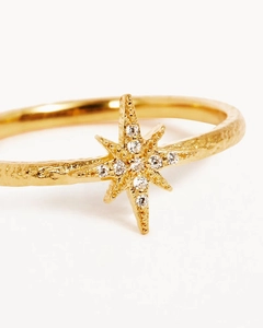 Macro view of s925 silver north star ring with hammer texture finish and zircon detail